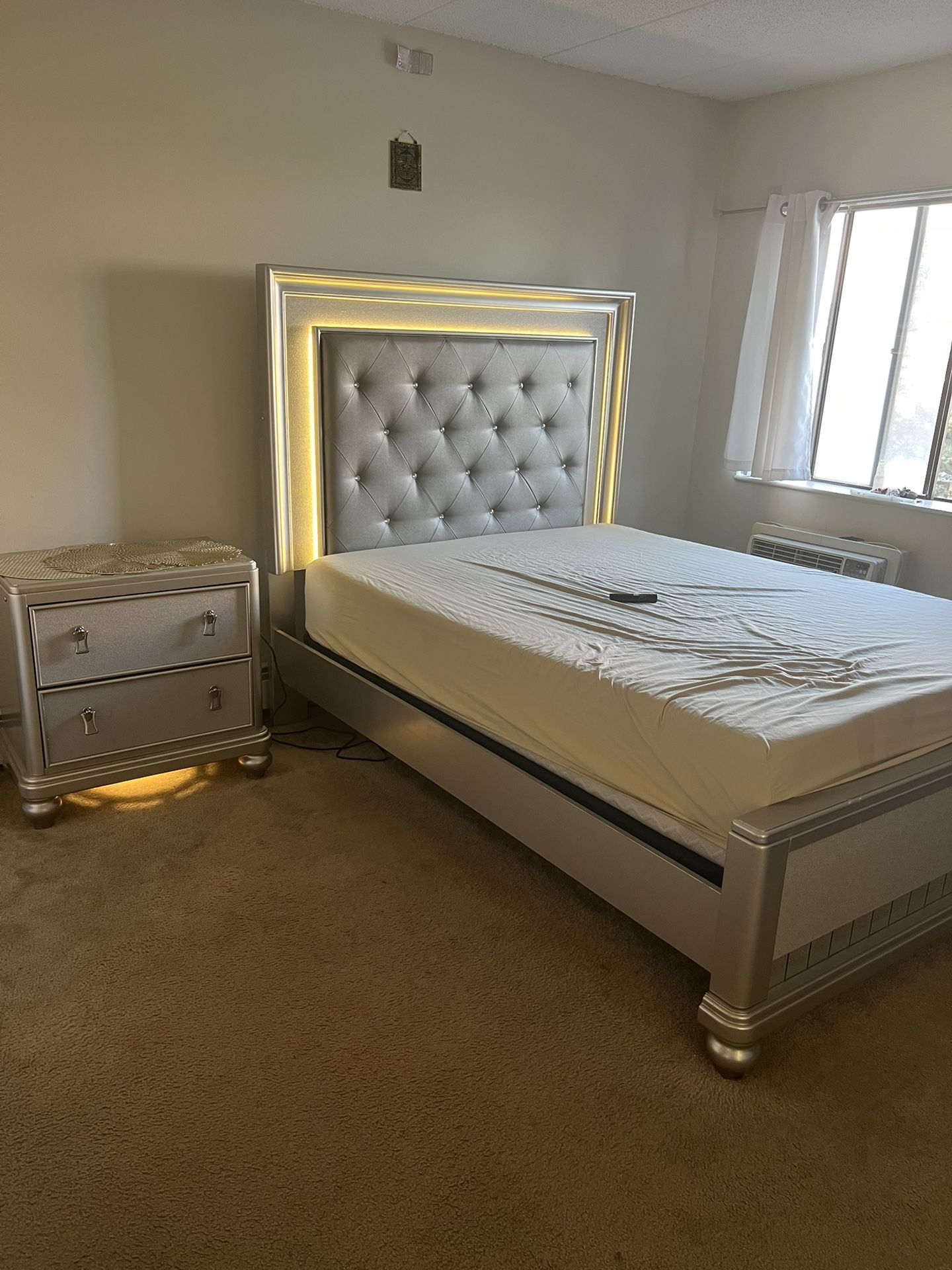 $1,600 Queen Bedroom Set — Pick Up in Melrose