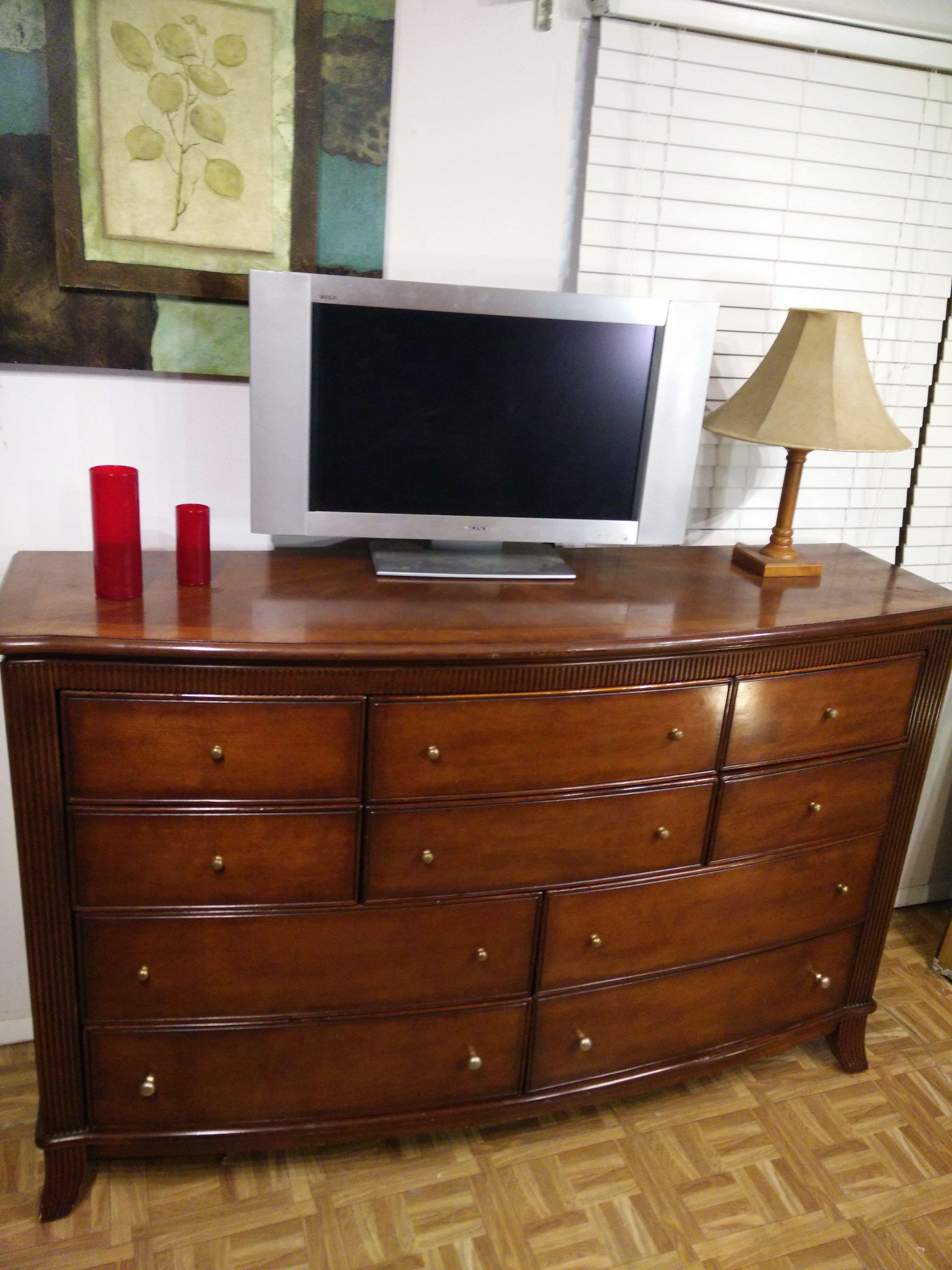 Nice modern big Solid wood dresser/TV stand/buffet with 10 big Drawers in very good condition, all drawers sliding smoothly,