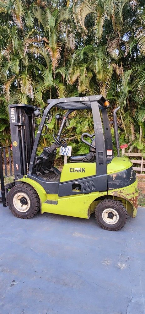 Clark Forklift 4000 Lbs Diesel Fuel Pneumatic Tires