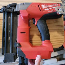 Milwaukee M18 FUEL 18-Volt Lithium Ion Brushless Cordless 18 Gauge Brad Nailer TOOL ONLY 