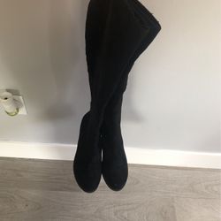 Botas Altas  Talla 7  1/2   Negras Con Cierre Al Lado  Nuevas. 