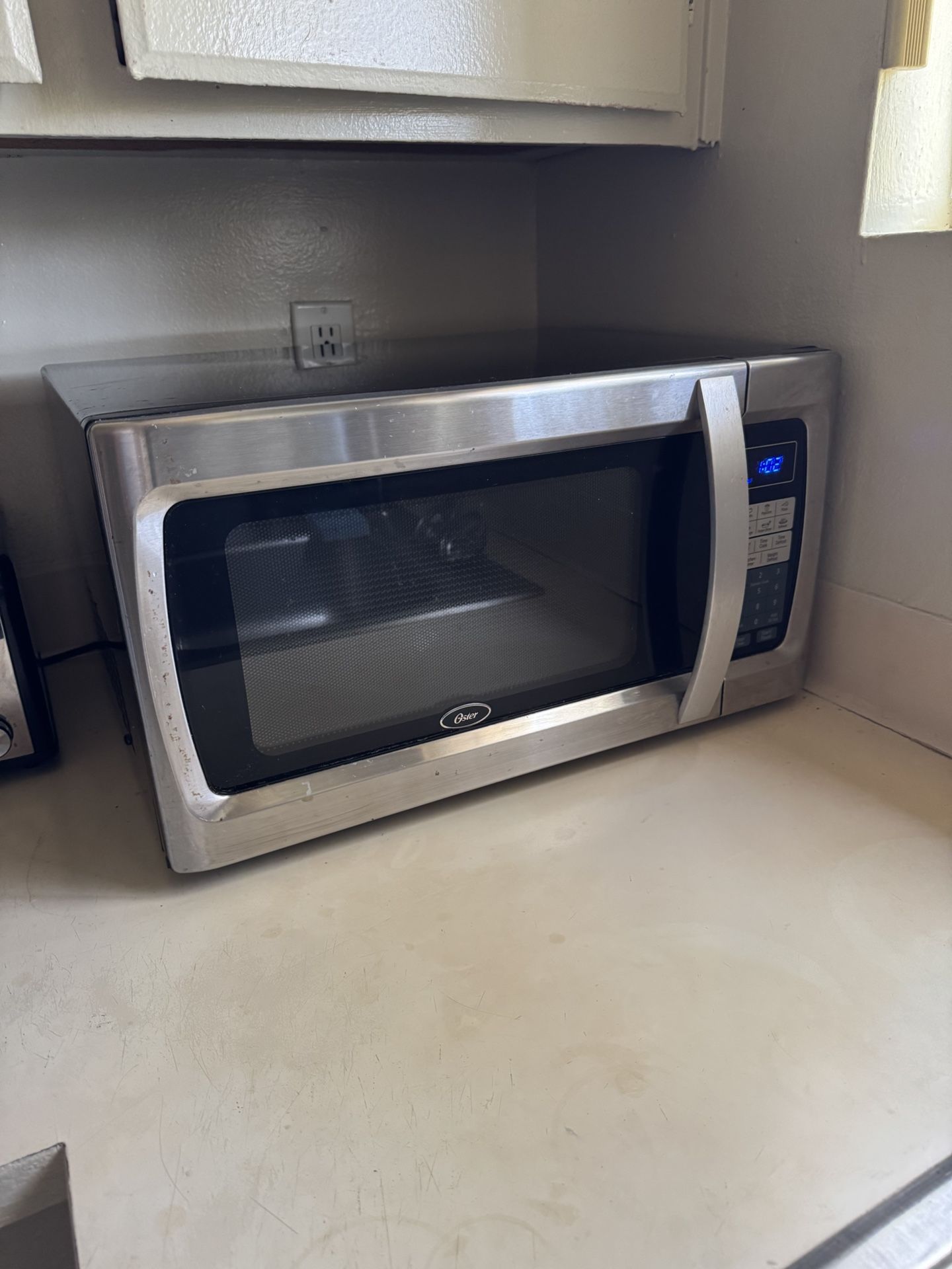 Oster Countertop Microwave – Stainless Steel