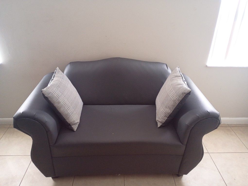 
**🖤 Windsor Home Black Faux Leather Loveseat Sofa – Model Classic 68” – Great Condition! 🖤**