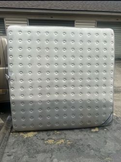 King Sealy mattress (Delivery available!)