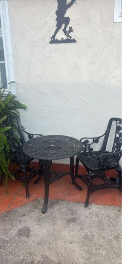 Patio set (plastic)