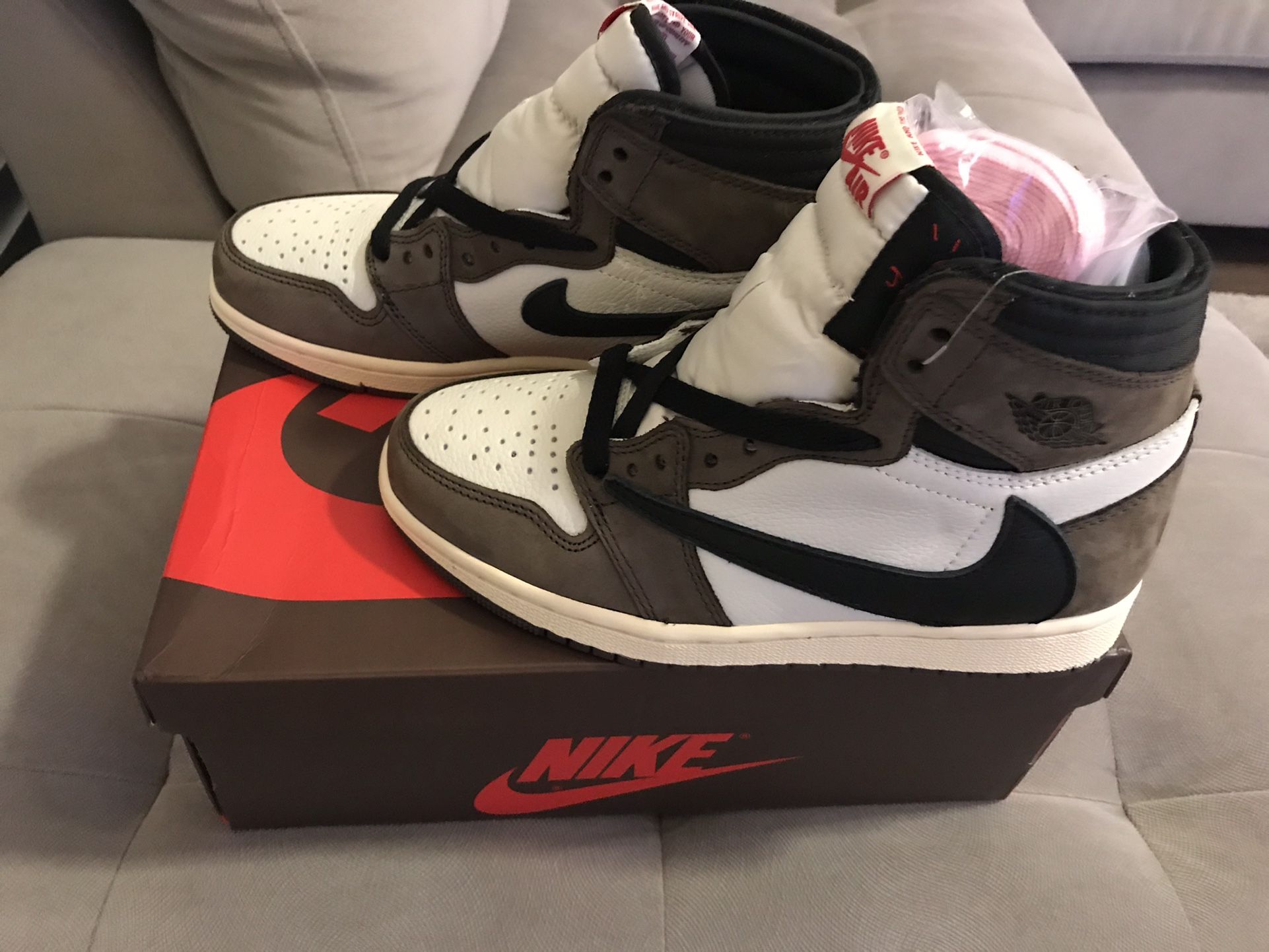 Jordan 1 Travis Scott