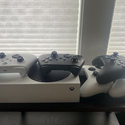 Xbox Series S Bundle - 5 Controllers + Asus Gaming Monitor + Recharge Station