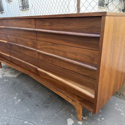 Vintage Mid Century Modern Young Manufacturing Co. Walnut Veneer Dresser