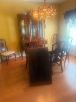 Beautiful Bassett solid Cherrywood Table Set