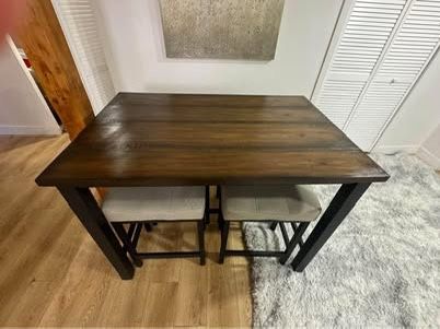 Gently used wood table w/4 cushioned seats!