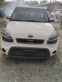 Vendo 2013 Kia Sol En Buenas Condiciones Pocas Millas