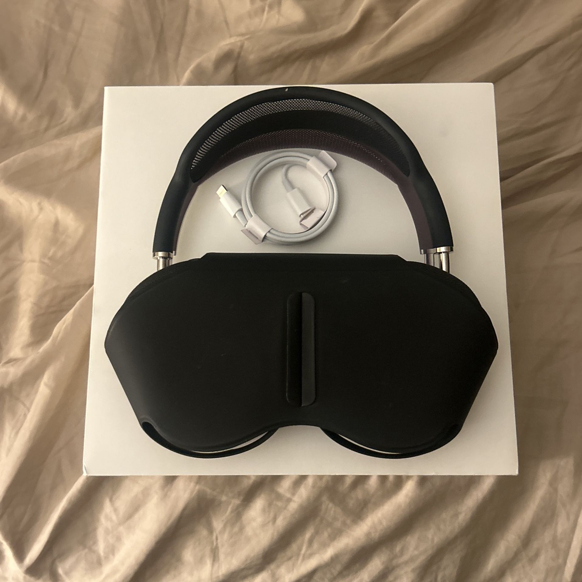 airpod maxes with smart case and charger
