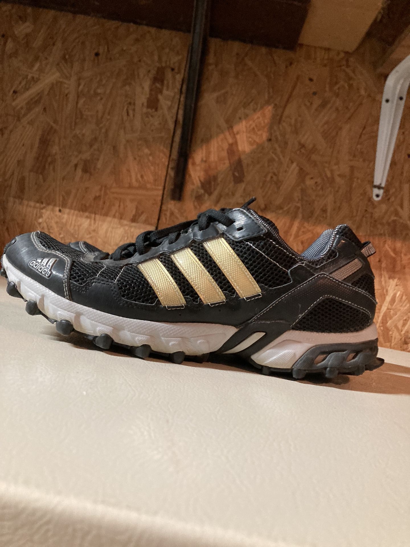 Adidas Men’s Thrasher 1.1 Running Shoe Black/Gold