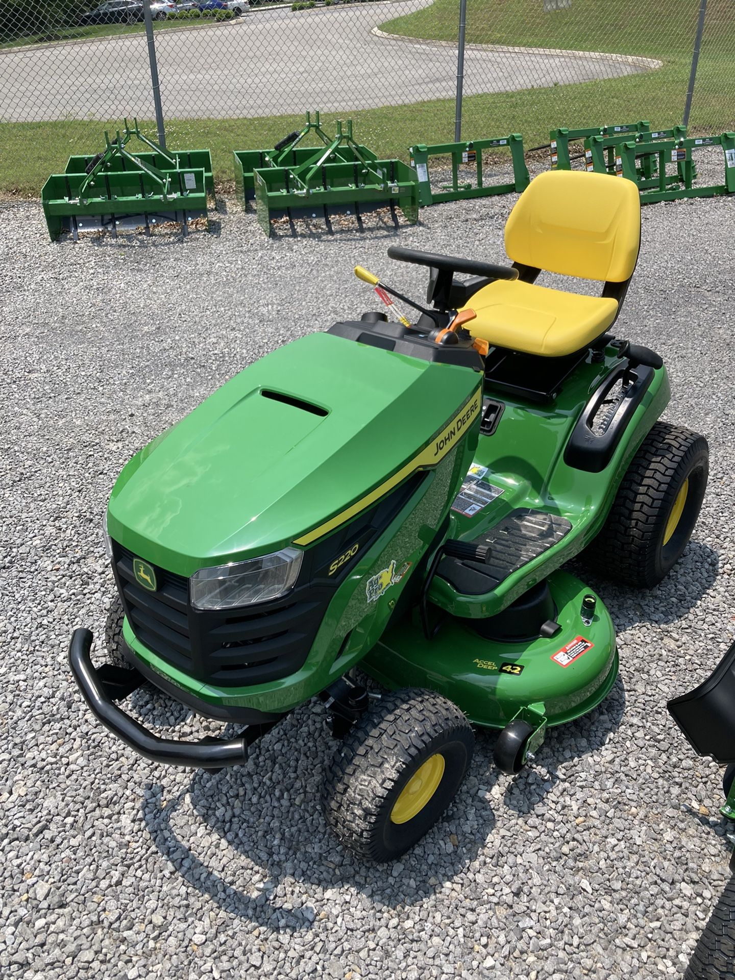 John Deere S220 Riding Lawn Tractor Mower 