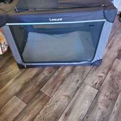 Large Lesure brand puppy crate