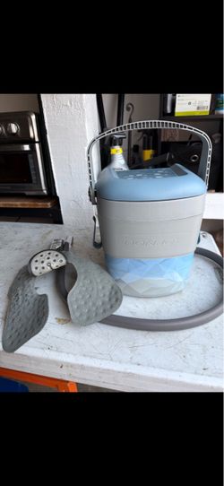 That’s a DonJoy Iceman-style cold therapy machine, also called a cold therapy unit / cryotherapy machine.  The gray wrap in front is the cold therapy 