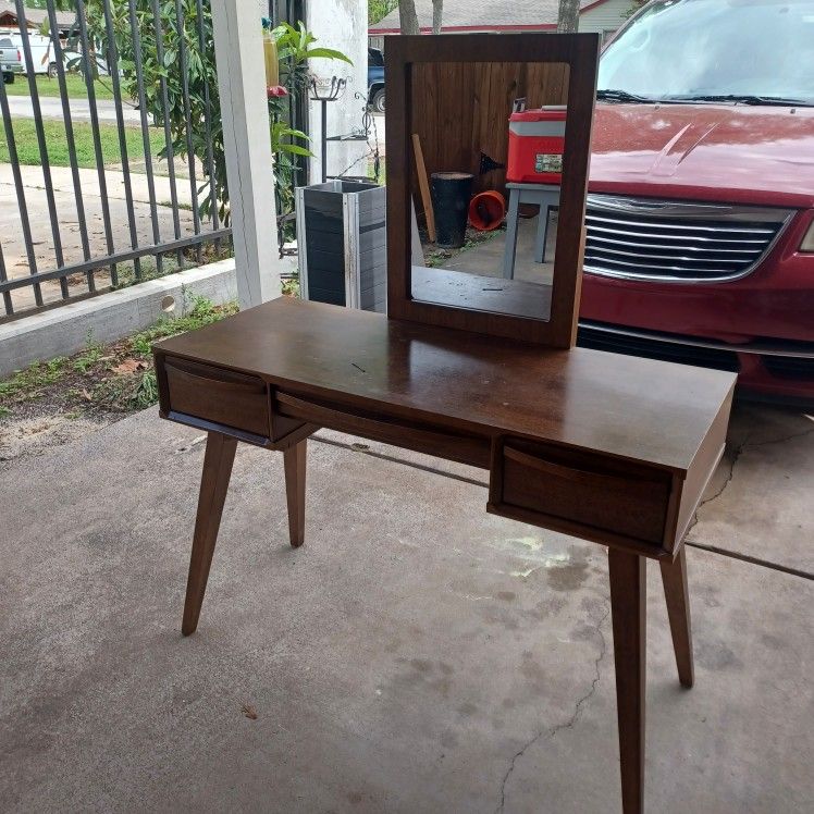 Nice Used Vanity With Mirror. 