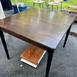Maple Table With 2 Leafs For Extension