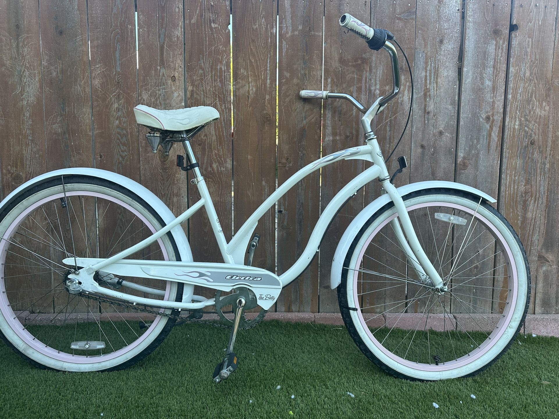 Electra 26 inch Women's Beach Cruiser Speed, Betty Model