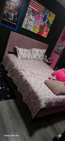 Queen size bed eith memmory foam mattress