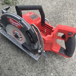 Milwaukee Rear Handle Saw 