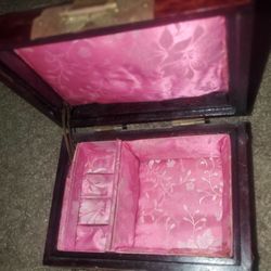 SMALL WOODEN JEWELRY BOX 