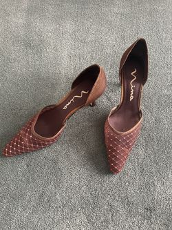 Elegant Pointed Toe Shoes Decorated With Tiny Stones
