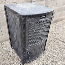 Suncast Plastic Rolling Patio Outdoor Ice Chest - 77 Quart Capacity