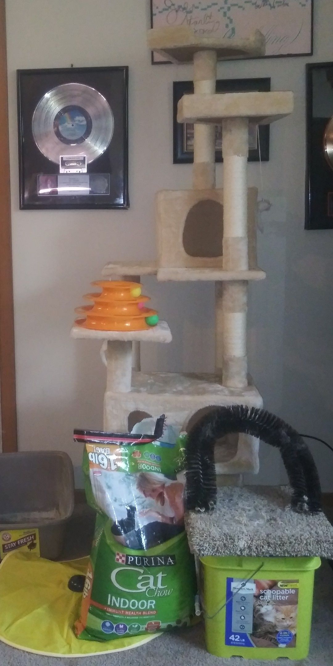 CAT STARTER KIT!!! Cat tree, Liter, Cat food, two toys, Back scratcher, litter box