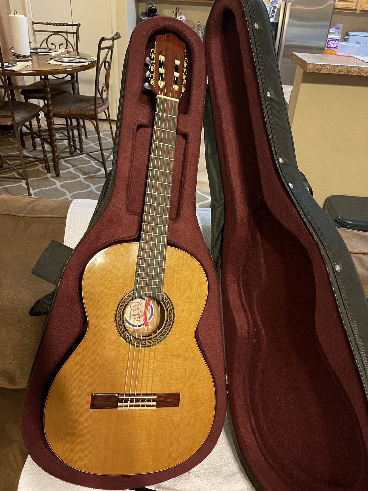 Guitarras “y Llegó Jalisco” Modelo Concierto