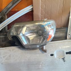 2012 - 2015 Toyota Tacoma Left Headlight