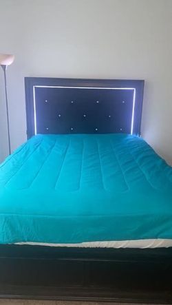 Queen size bed (pick up only)