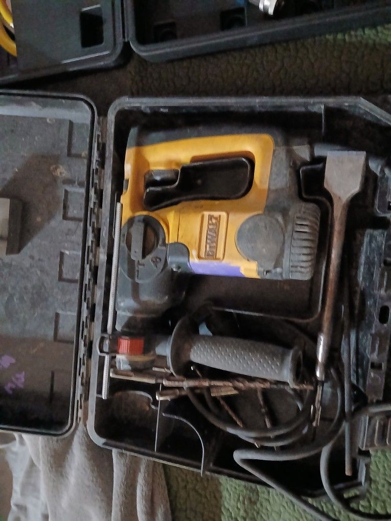 Dealt Hammer Drill 