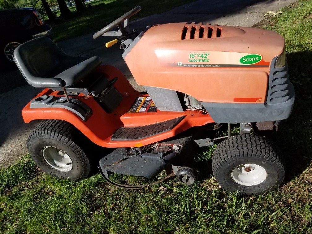 JOHN DEERE RIDING LAWN MOWER TRACTOR