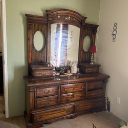 Dresser With Mirror 