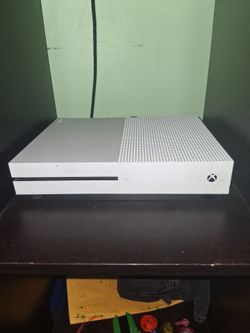 Xbox one with fortnite account with additional extention cords