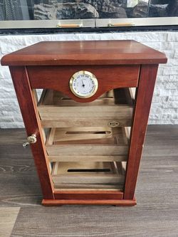 Cigar Multi Level Tempeture Controlled  Cigar Humidor with Key SEE DESCRIPTION