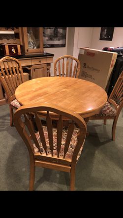 Dining room table set with 6 chairs and table leaf