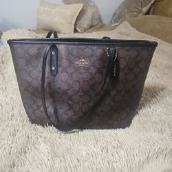 Coach Purse In Very Good Conditions Used Only 2 Or 3 Times.