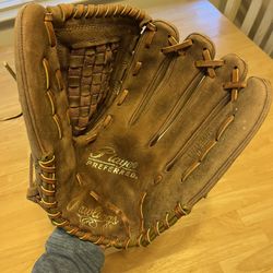 Rawlings Player Preferred Series Baseball/Softball Glove. Model PP130R. RHT 13" Great Condition. No Sharpie Writing On It.