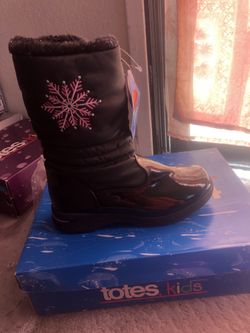 New girls snow boots size 5