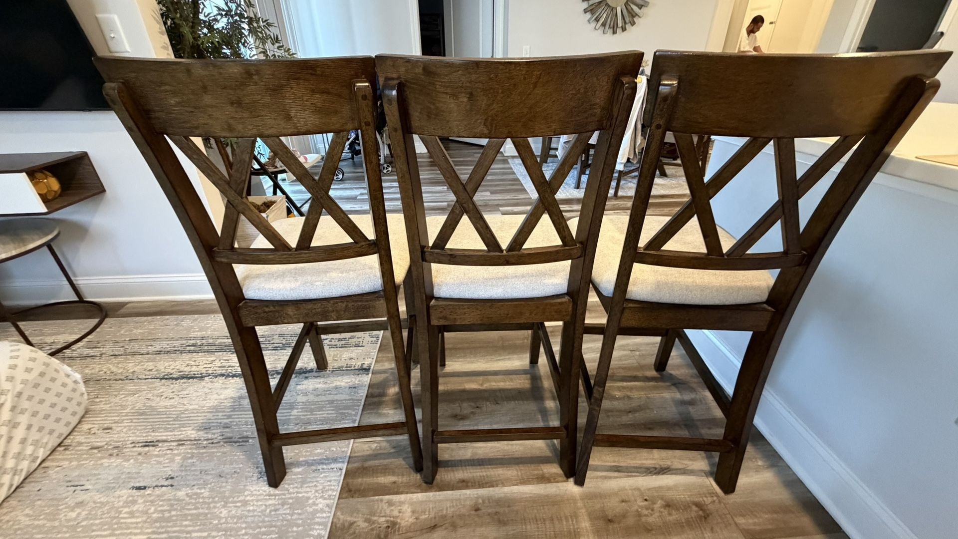 Counter stools set of 3 in excellent condition and at a great price