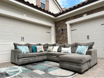 Gorgeous Grey Sectional Sofá