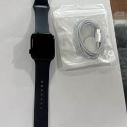 Apple Watch SE 2nd Generation Scratch Used With Charger 