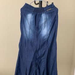 buttoned light jean long skirt with front opening.