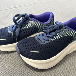 Running Shoes – Navy Blue – Lightly Used