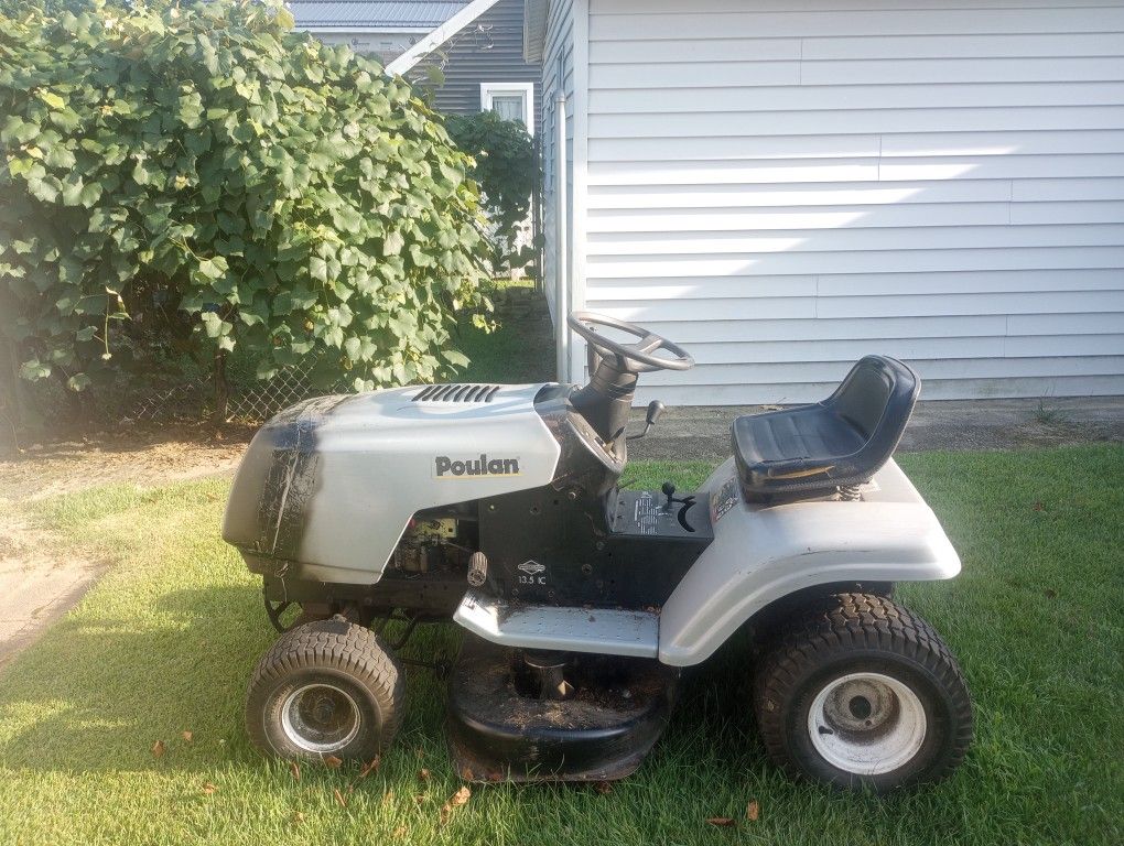 Lawn tractor (POULAN)