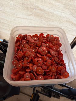 Cubeta de tachuelas nueva x $45.  O mejor oferta