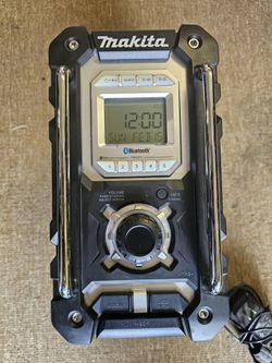 Like New Makita Job site Radio Stereo With Power Adapter 18v LXT
