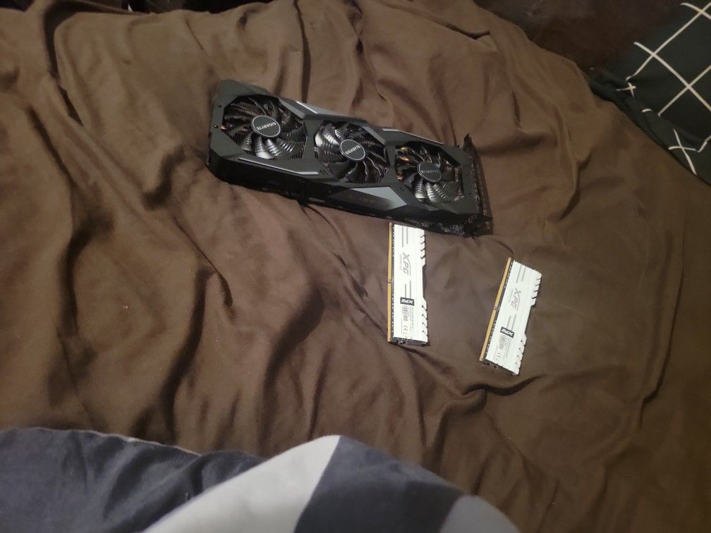 Geforce 3060 Gigabyte With 2 8G Gammix D10s
